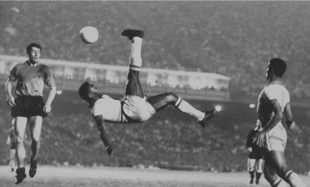 Pelé được mệnh danh là ông hoàng bóng đá người Brazil