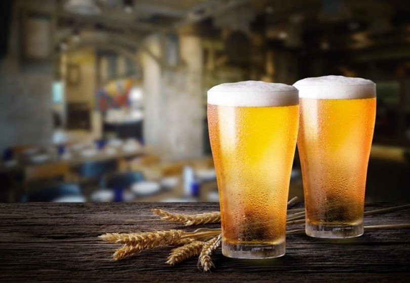 Có nên ăn no trước khi uống bia không?